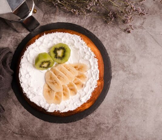 Торт из печенья без выпечки со сметаной и бананом