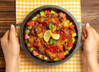 Куриное рагу с картошкой и овощами на сковороде