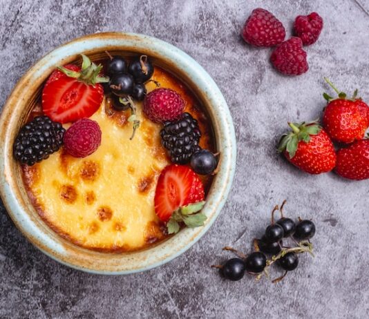 Пышная творожная запеканка с манкой и сметаной