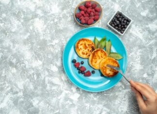 Сырники с манкой и изюмом на сковороде