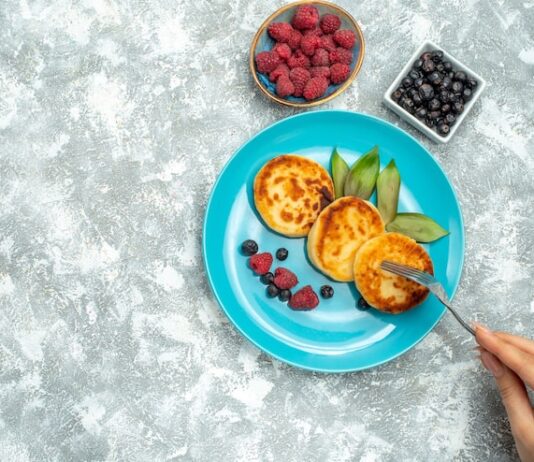 Сырники с манкой и изюмом на сковороде