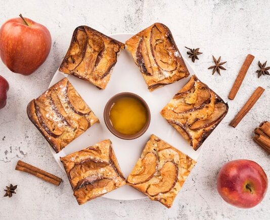 Яблочные конвертики из слоеного теста в духовке