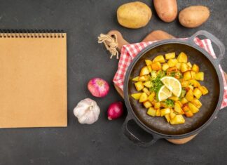 Тушение картошки с капустой и мясом в кастрюле