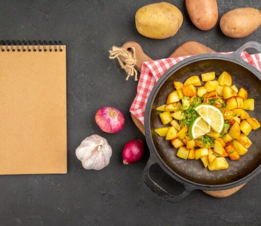 Тушение картошки с капустой и мясом в кастрюле