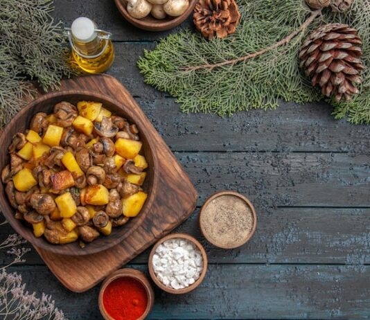 Картошка в казане с мясом и овощами на костре