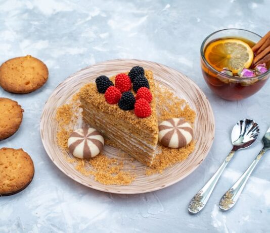 Торт из печенья без выпечки со сгущенкой и маслом