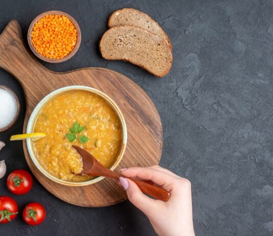 Классический гороховый суп с мясом в кастрюле