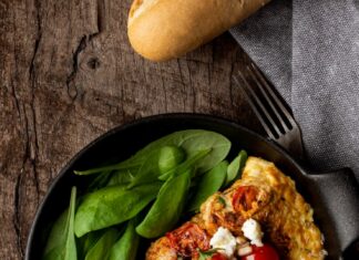 Омлет с колбасой и сыром на сковороде с молоком