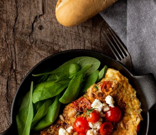 Омлет с колбасой и сыром на сковороде с молоком