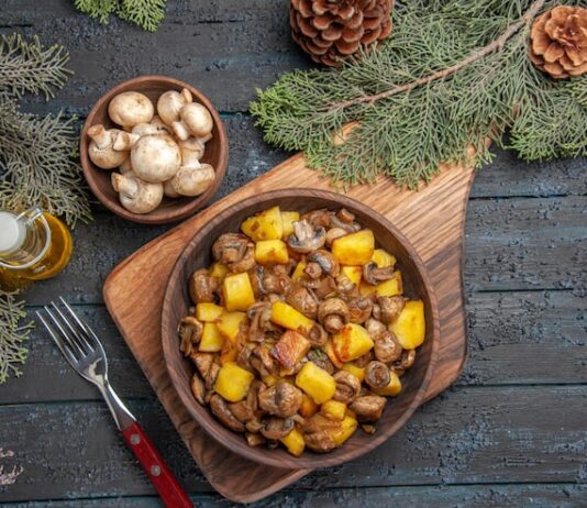 Шампиньоны с луком и морковью на сковороде