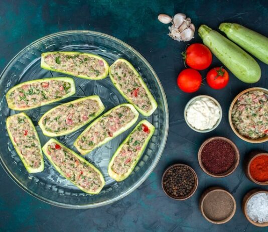 Малосольные огурцы с чесноком и укропом