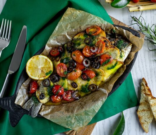 Филе хека с овощами и сыром в духовке