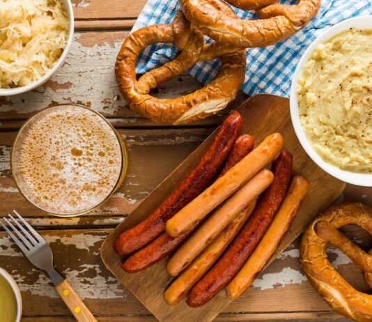 Рецепты из слоеного теста и сосисок