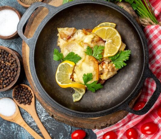 Рыба с картошкой в духовке со сметаной