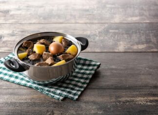 Соус с ребрышками и картошкой в кастрюле