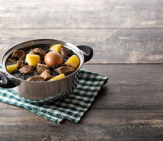 Соус с ребрышками и картошкой в кастрюле