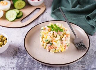 Крабовый салат с огурцом и кукурузой без риса