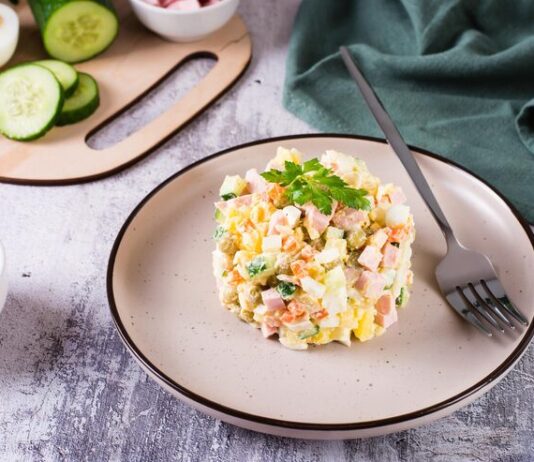 Крабовый салат с огурцом и кукурузой без риса