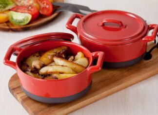 Горшочки с мясом, картошкой и овощами в духовке