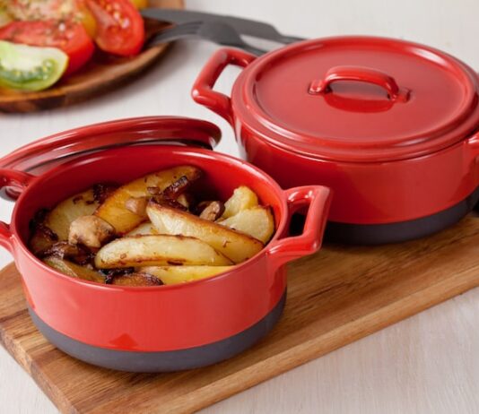 Горшочки с мясом, картошкой и овощами в духовке