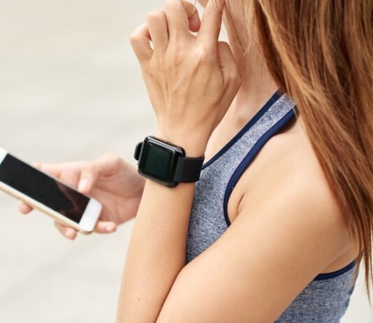 Настройка часов на экране телефона Honor