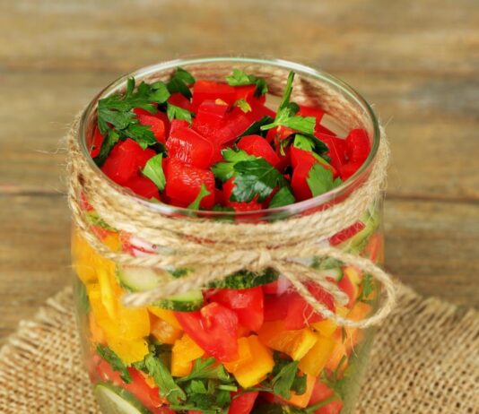 Зимний салат из помидор, перца и огурцов