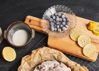 Творожная запеканка с манкой и изюмом в духовке