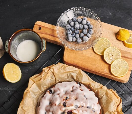 Творожная запеканка с манкой и изюмом в духовке