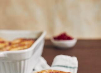 Творожная запеканка с манкой и сметаной в духовке