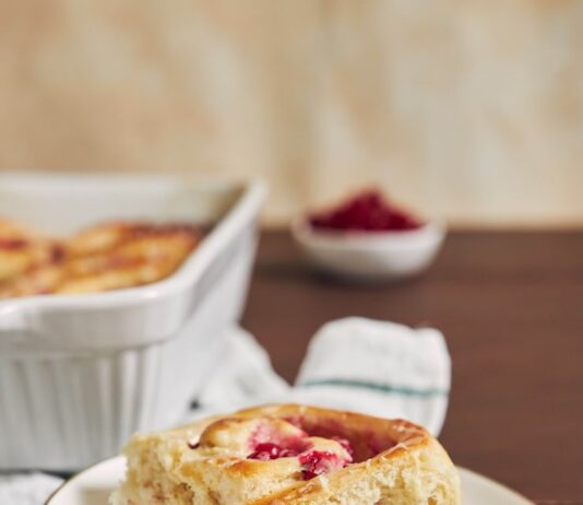 Творожная запеканка с манкой и сметаной в духовке