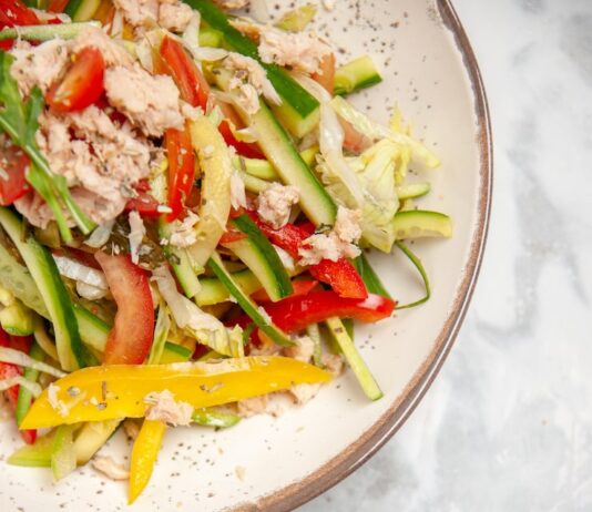 Фасолевый салат с курицей и болгарским перцем
