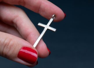 Крест на холме Сатурна: значение тату на правой руке