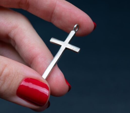 Крест на холме Сатурна: значение тату на правой руке