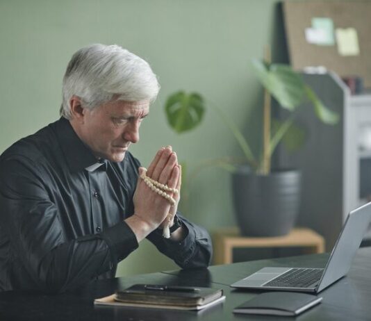 Защита от врагов на работе: молитва Николаю Чудотворцу