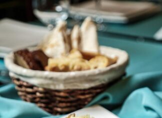 Цезарь с курицей и сухариками: рецепт в домашних условиях