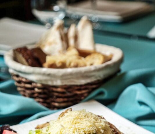 Цезарь с курицей и сухариками: рецепт в домашних условиях