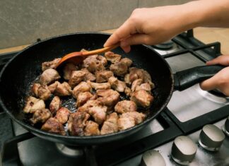 Приготовление поджарки из свинины на сковороде с подливкой