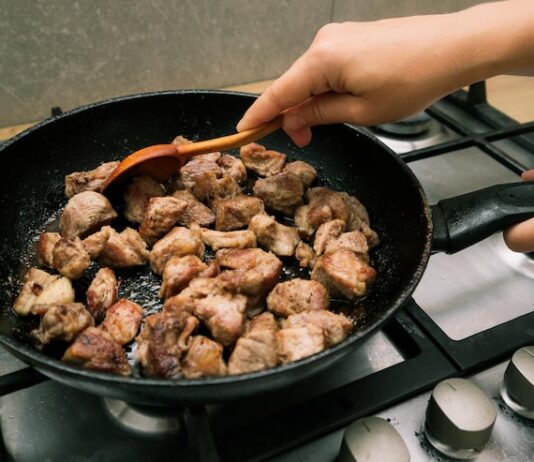 Приготовление поджарки из свинины на сковороде с подливкой