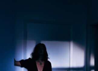 Сон: Ломятся в дверь — что это значит?