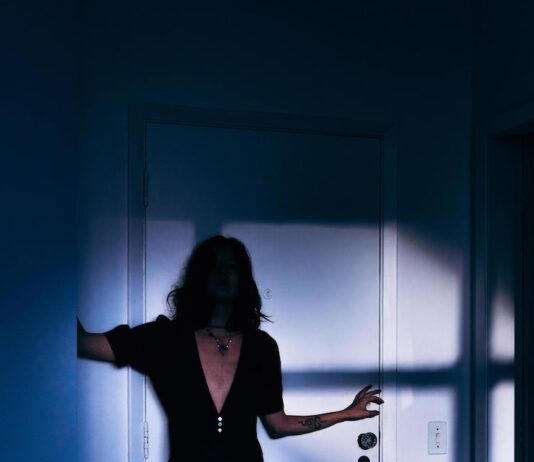 Сон: Ломятся в дверь — что это значит?