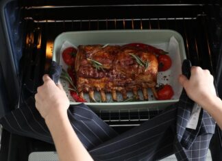 Вкусное мясо в духовке: секреты запекания кусочками