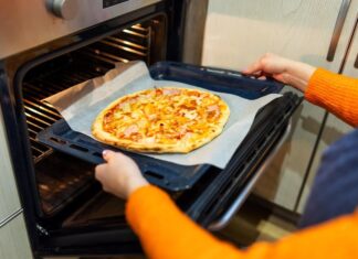 Пицца на кефире за 15 минут в духовке