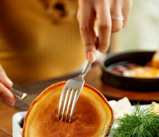 Блины с семгой и творожным сыром: рецепт