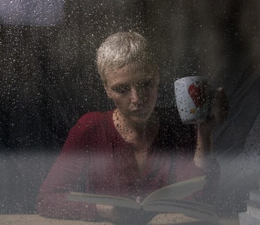 Шум дождя во сне: что он значит для женщин