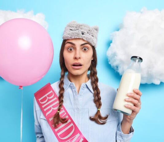 Сонник: К чему снится сцеживать молоко у себя