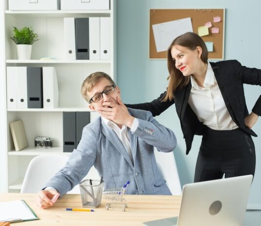 Увольнение с юмором: обращение к коллегам