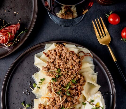 Классический рецепт пасты болоньезе с фаршем и томатной пастой