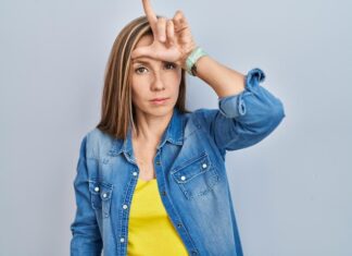 Чешется правая бровь у девушки в воскресенье: народные приметы