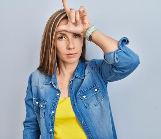 Чешется правая бровь у девушки в воскресенье: народные приметы