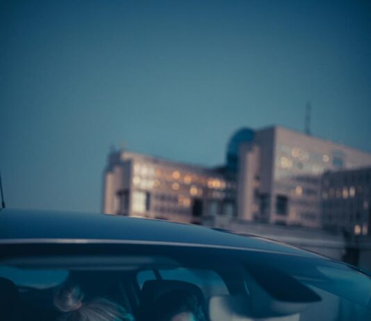 Поездка в другой город на машине: толкование сна